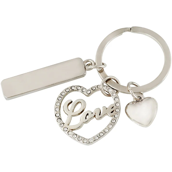 מחזיק מפתחות מתכתי משובץ באבנים "LOVE" עם לוחית מלבנית