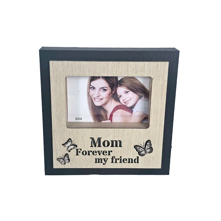מסגרת לתמונה מעץ בצבע שחור עם תאורה וכיתוב mom י 22 ס"מ